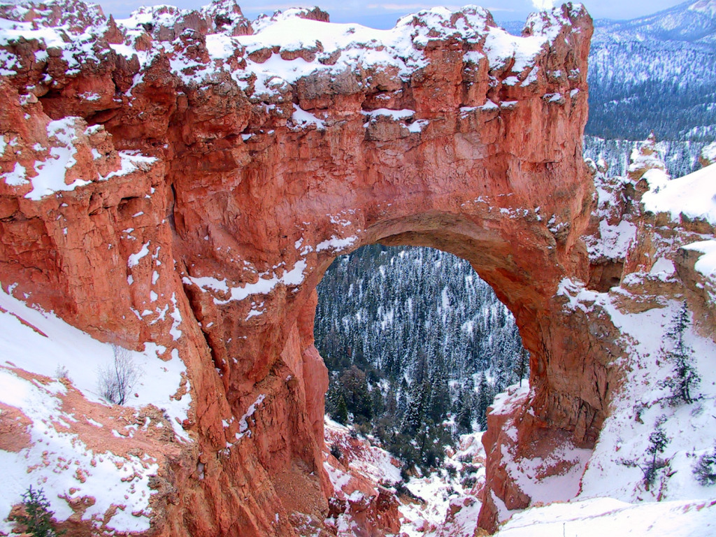 Natural_bridge_in_Bryce_Canyon
