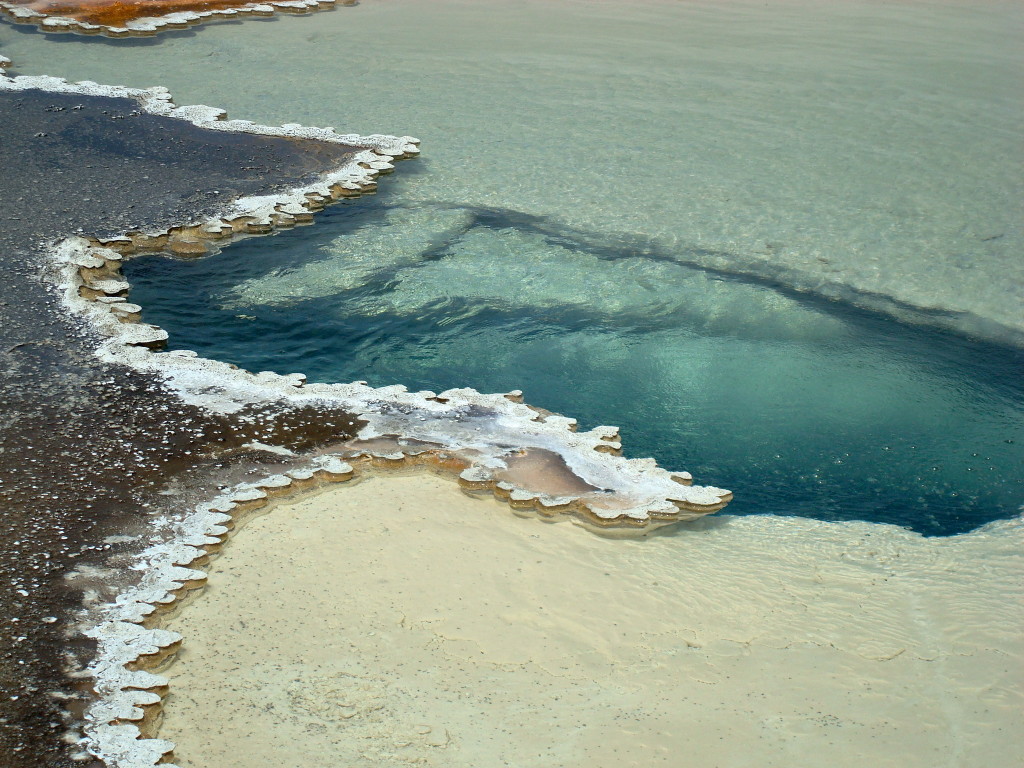 Boiling_Pool_and_Sinter_Crust_Upper_Gesyer_Basin_YNP_Wyoming_USA
